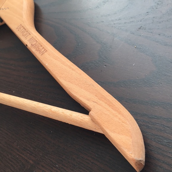 VTG wooden Hughes Hatcher suffrin garment hanger - Picture 5 of 6